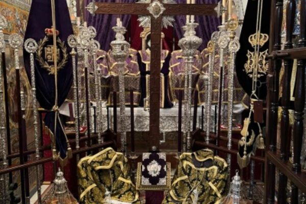 Altar de insignias y ofrenda floral