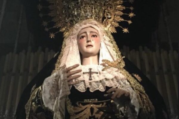 Traslado de la Santísima Virgen de los Dolores desde su capilla a su paso procesional